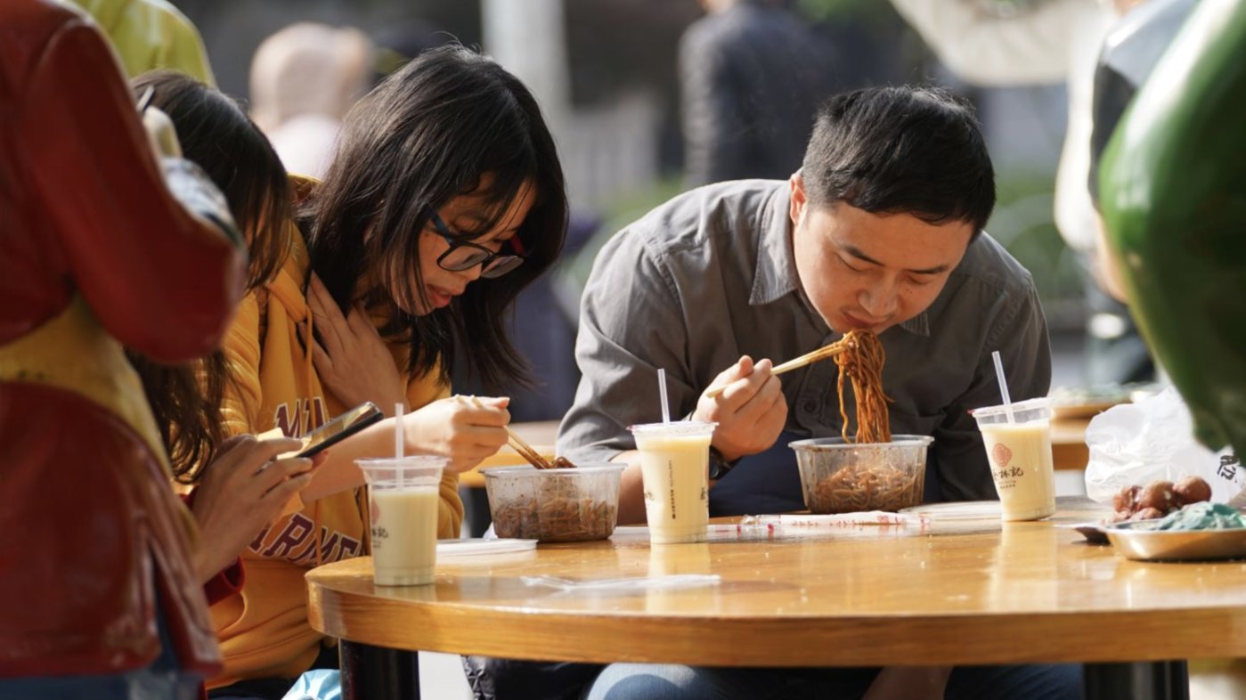 漢口吉慶街路口，武漢市民在吃熱干面